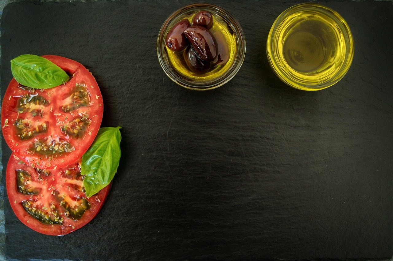 Γυναίκα σε χωράφι με αγριολούλουδα απολαμβάνει τη φύση